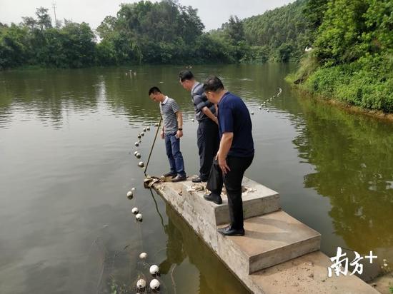 各区有关防汛负责人员检查江湖排水口是否畅通。