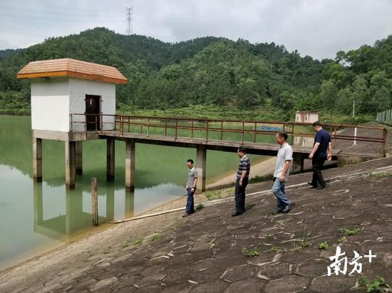 佛山市三指挥部有关人员检查江湖防洪大提。